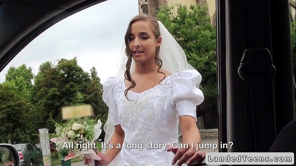 Брюнетка в свадебном платье делает минет водителю за рулём