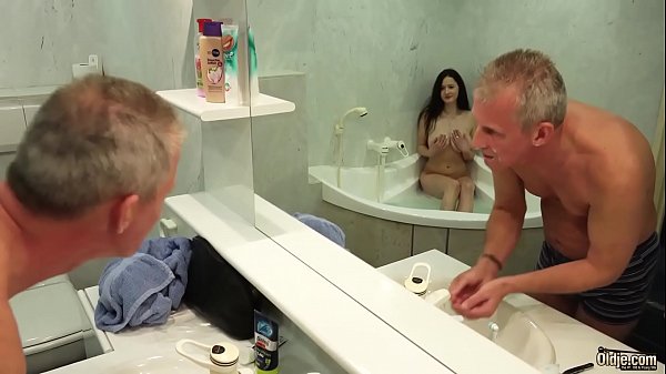 Зрелый дед трахает молодую девушку в ванной
